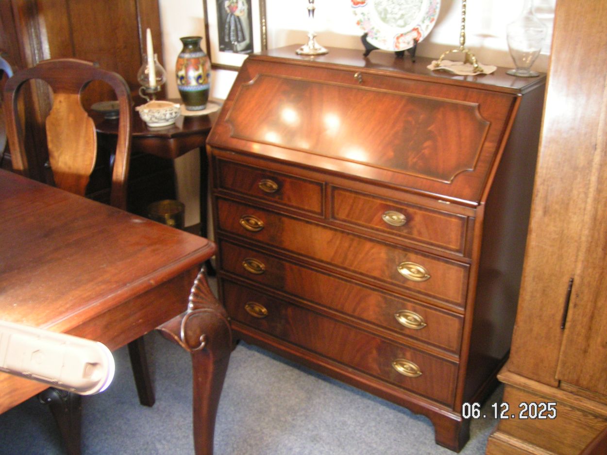 artikelnr. 1602065 HELDENSE EXCLUSIVE Mahonie Secretaire in Nieuwstaat, prijs € 695,- euro
Secretaire met goudbedrukte lederen klep met automatische klepsteunen,
Afm 96 x 48 x 101 cm
       37 x 18 x 40 inch
