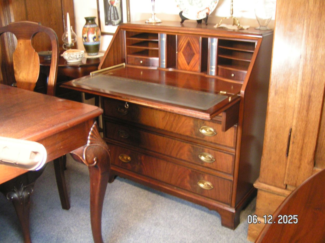 artikelnr. 1602065 HELDENSE EXCLUSIVE Mahonie Secretaire in Nieuwstaat, prijs € 695,- euro
