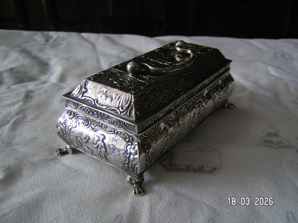 artikelnr. 16020108 Antieke Zilveren Lepeldoos in Uitmutende Staat, H.Hooijkaas 2e Gehalte. prijs €450,- euro
Afm D 6.5 B 13 H 5 cm.
185 g
