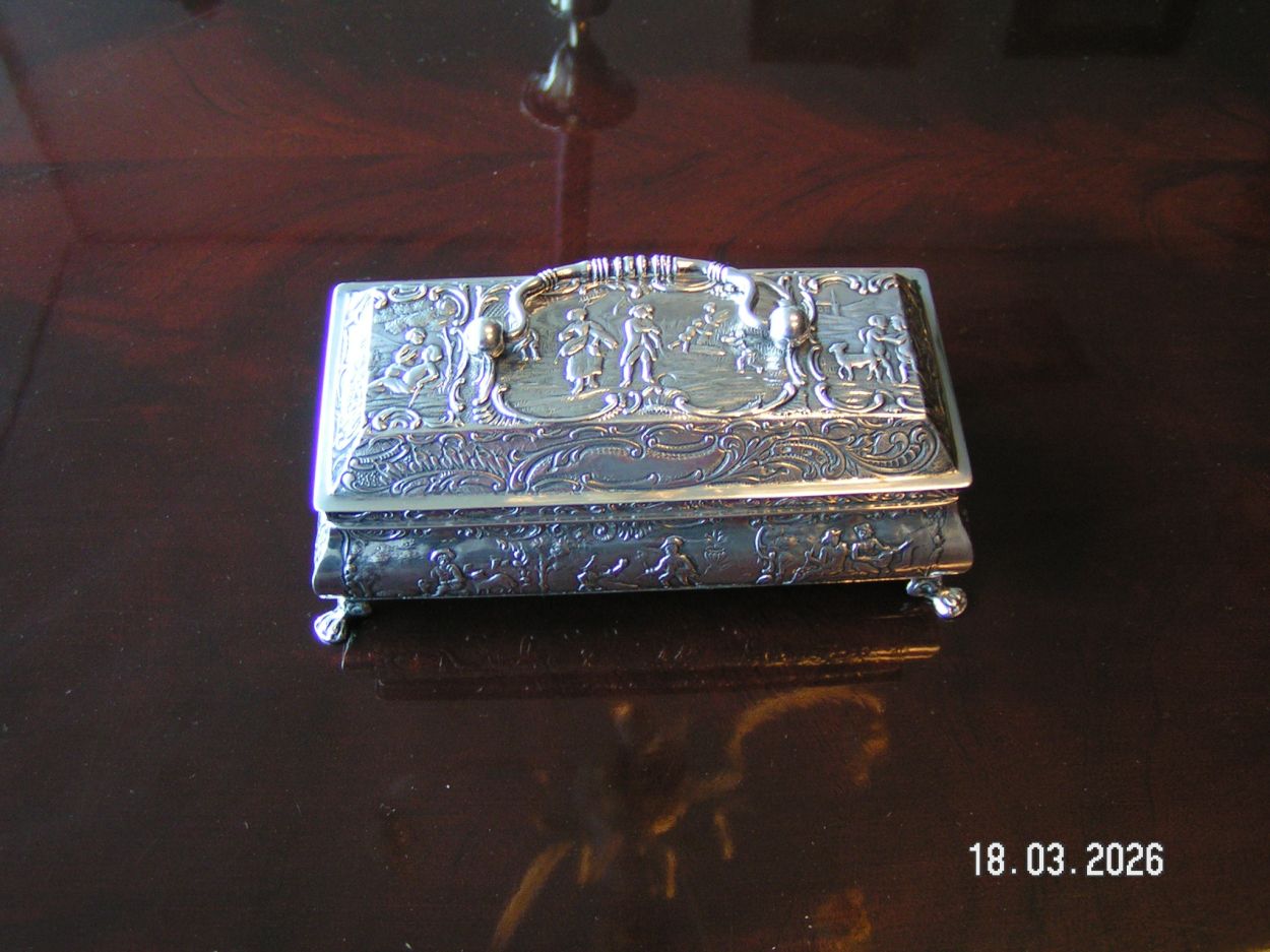 artikelnr. 16020108 Antieke Zilveren Lepeldoos in Uitmutende Staat, H.Hooijkaas 2e Gehalte. prijs €450,- euro
Afm D 6,5 B 13 H 5 cm
185 g
