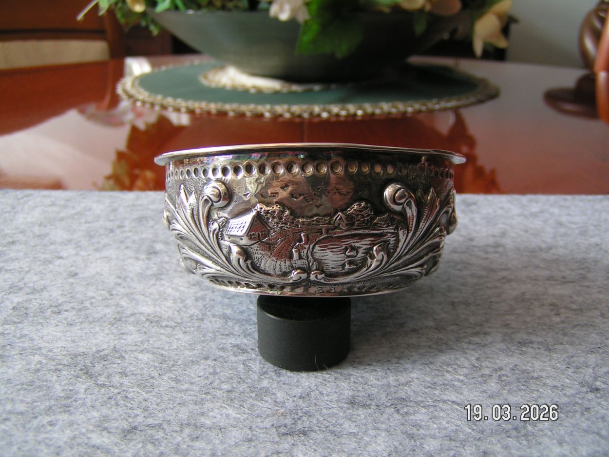 artikelnr. 16020109 Antieke Zilveren Roomkom 2e Gehalte in Uitmutende staat, prijs €119,- euro
Afm doorsnede 8.5 H 5 cm.
