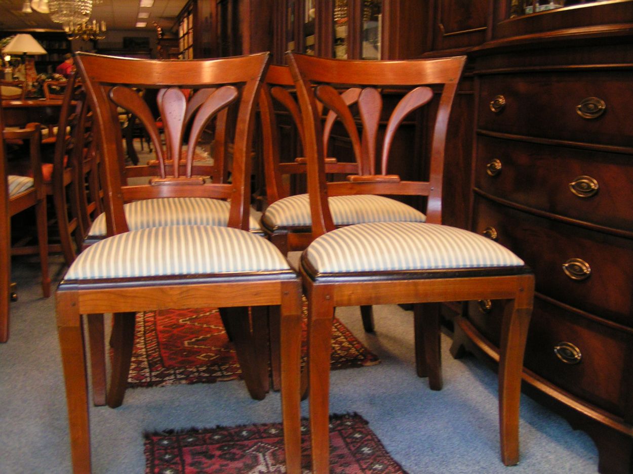 artikelnr. 1600287 Setje Engelse Kersenhouten stoelen: prijs €495,- euro.
In perfecte staat.

Opnieuw gestoffeerd
Keywords: Engelse Kersenhouten stoelen