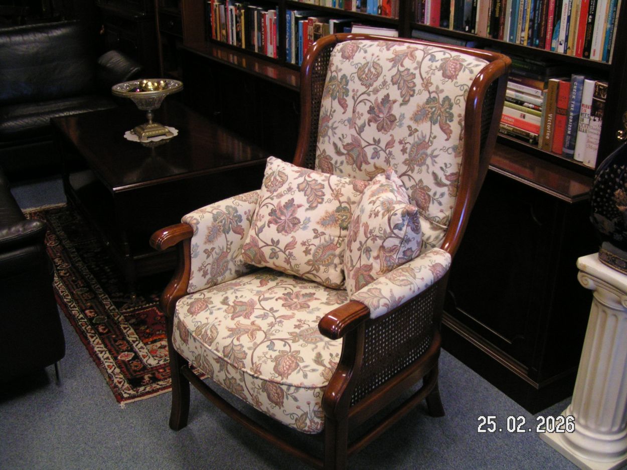 artikelnr. 1602095 Zeer Mooie Fauteuil met Nieuwe Stoffering en Twee Kussens. prijs €225,- euro
In Nieuwstaat en Helemaal Perfect!
afm B 72 H 1.08 cm
