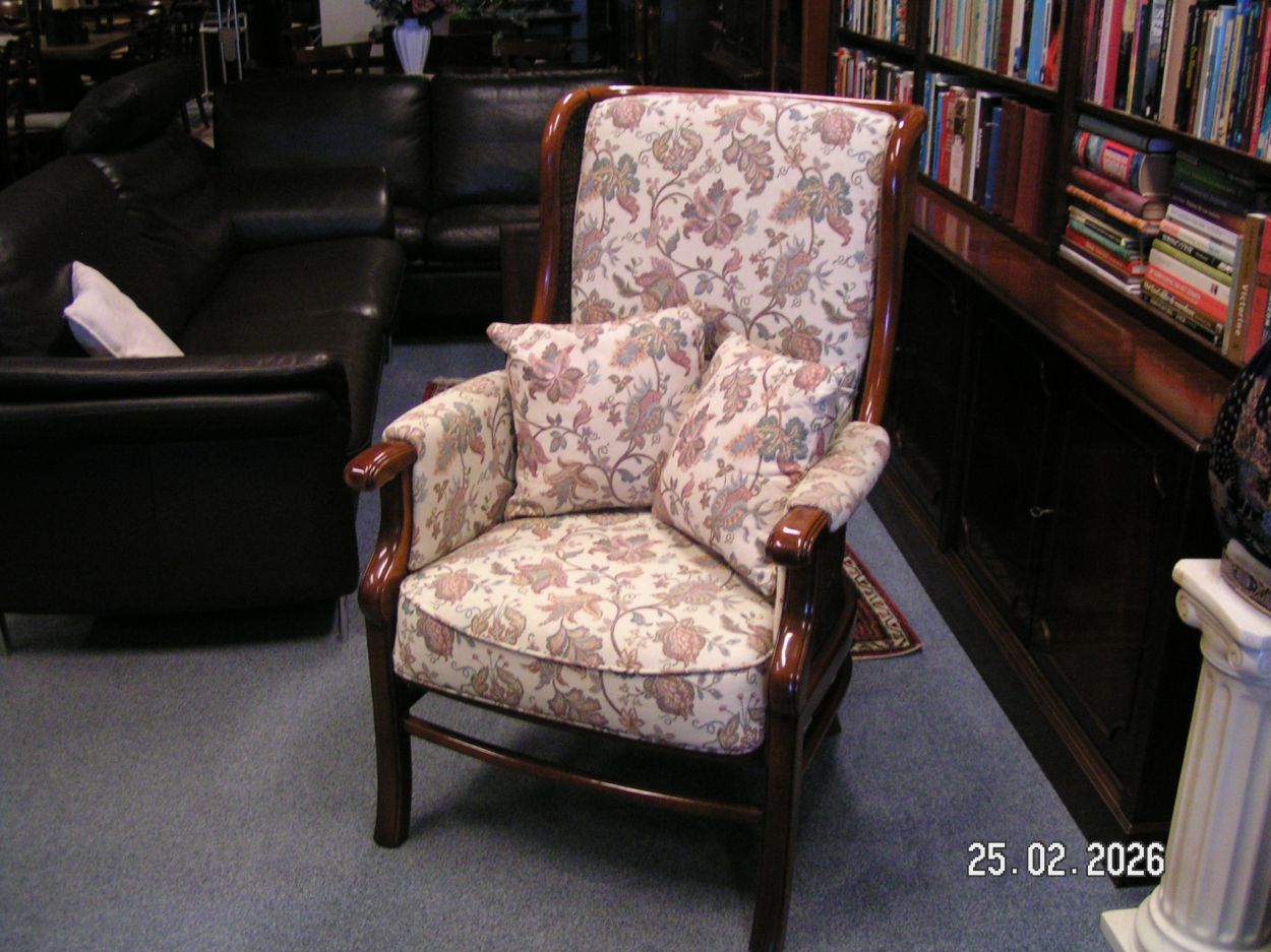artikelnr. 1602095 Zeer Mooie Fauteuil met Nieuwe Stoffering en Twee Kussens. prijs €225,- euro
In Nieuwstaat en Helemaal Perfect!
Afm B72 H 1.08 cm
