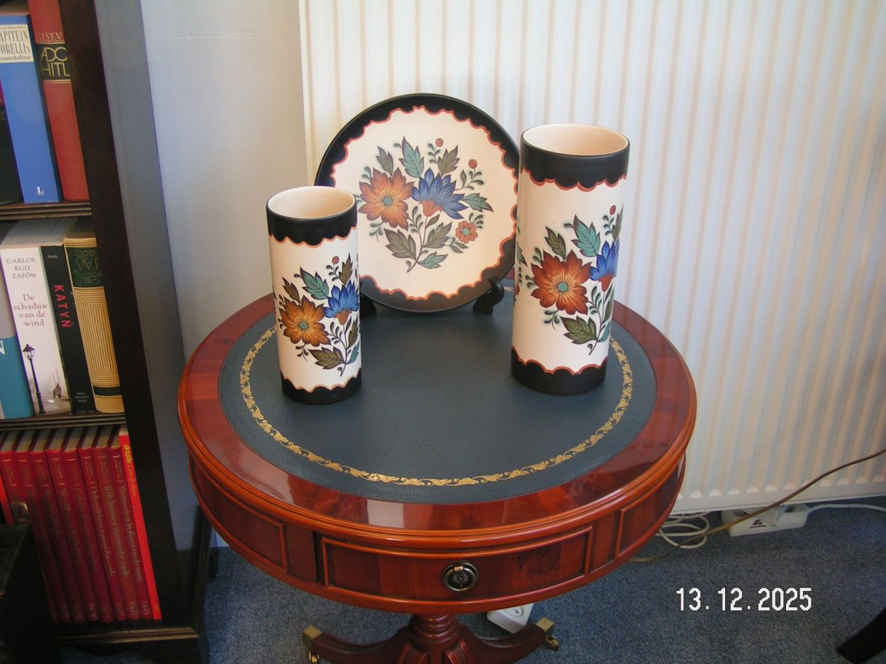 artikelnr. 1602066  Gouda Plateel in Nieuwstaat en helemaal perfect. prijs €95,- euro
