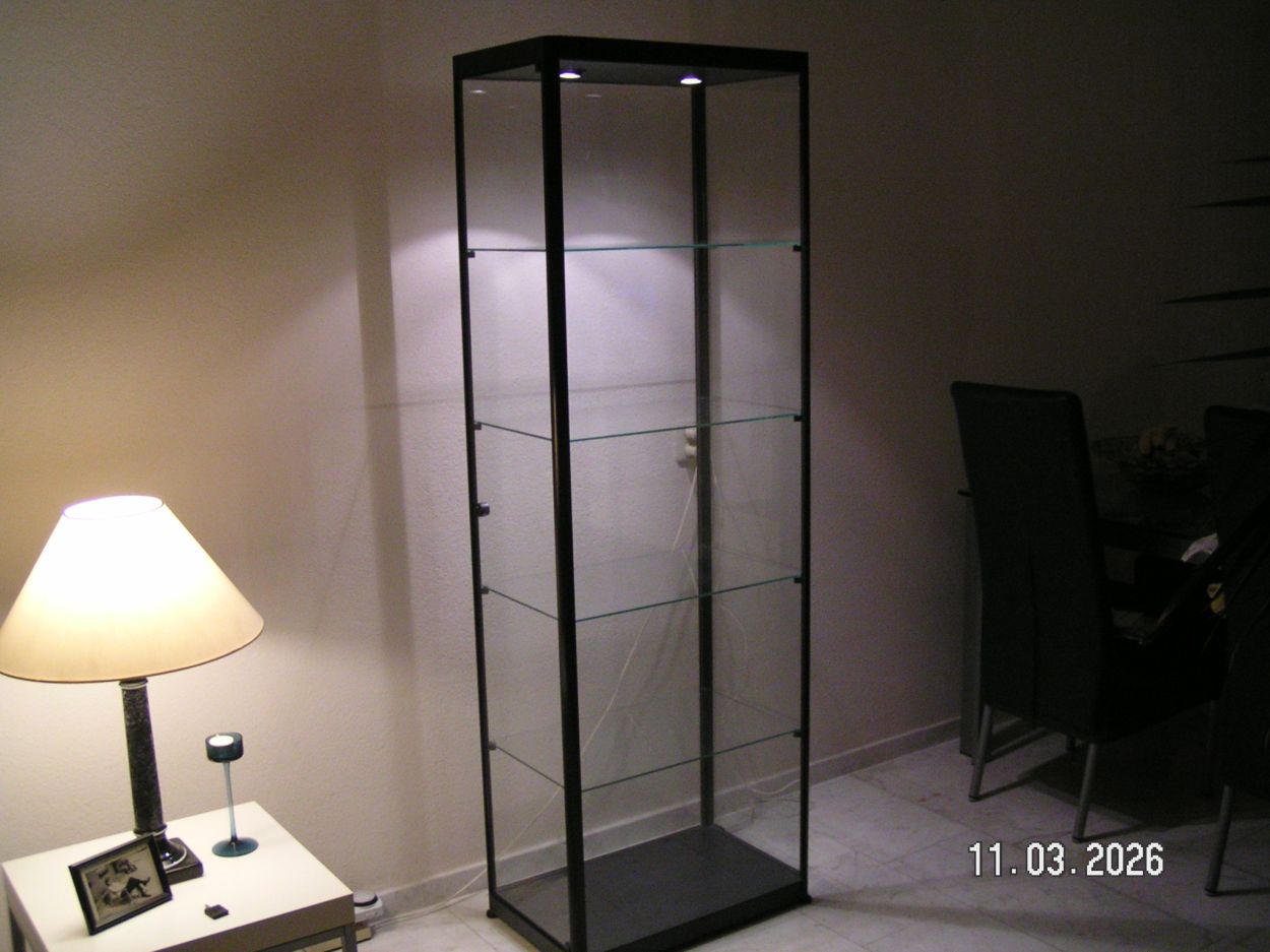 artikelnr. 16020106 Vitrine Kast Geanodiseerd Zwart Rondom Gehard Glas in Nieuwstaat, prijs €595,- euro
