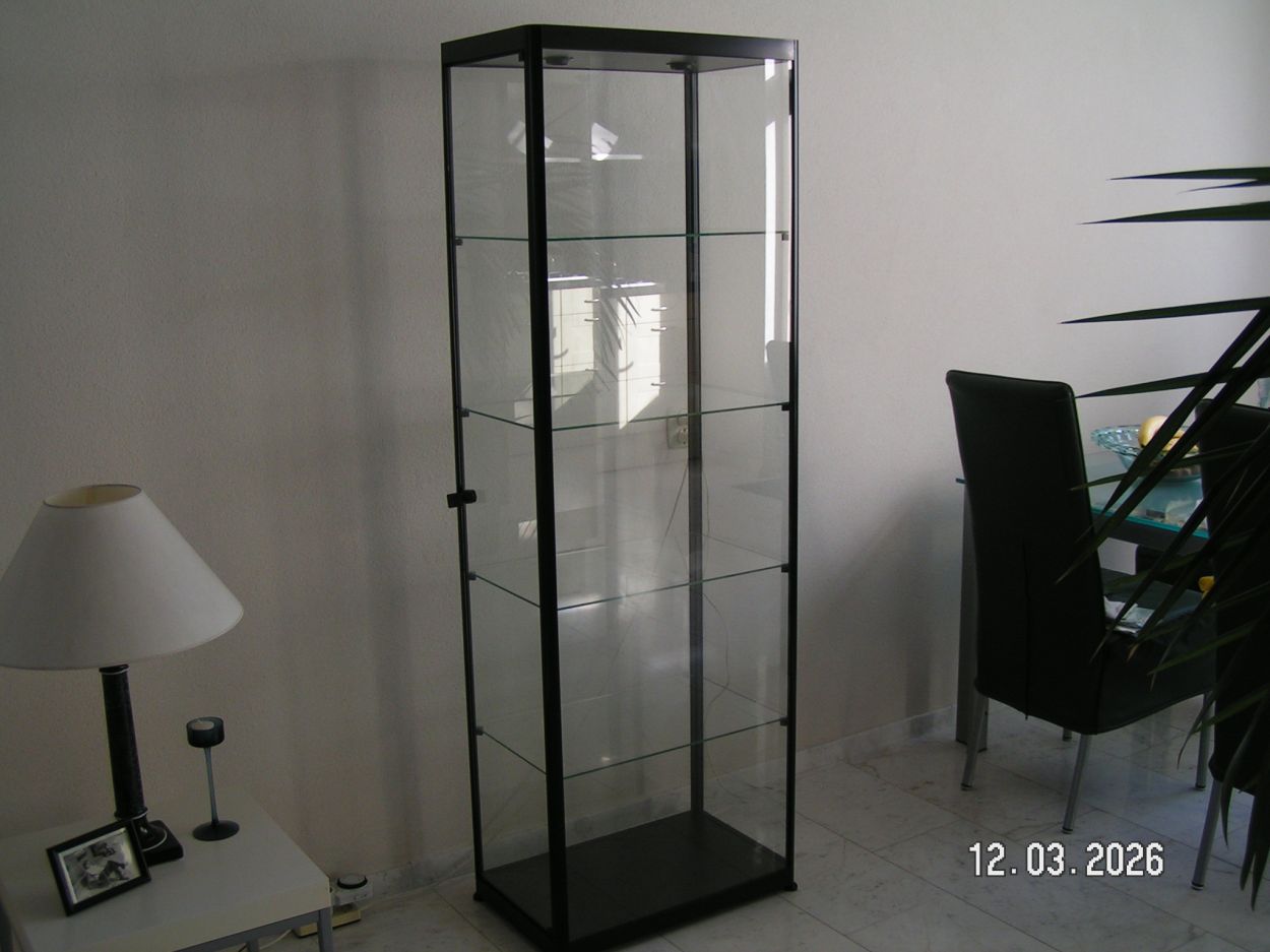 artikelnr. 16020106 Vitrine Kast Geanodiseerd Zwart Rondom Gehard Glas in Nieuwstaat, prijs €595,- euro
Draaideur met slot aan de zijkant 2 halogeenlampen verstelbaar,
Afm B 60 D 38 H 1.78 cm, merk sdb Vitrine is in nieuw staat!
