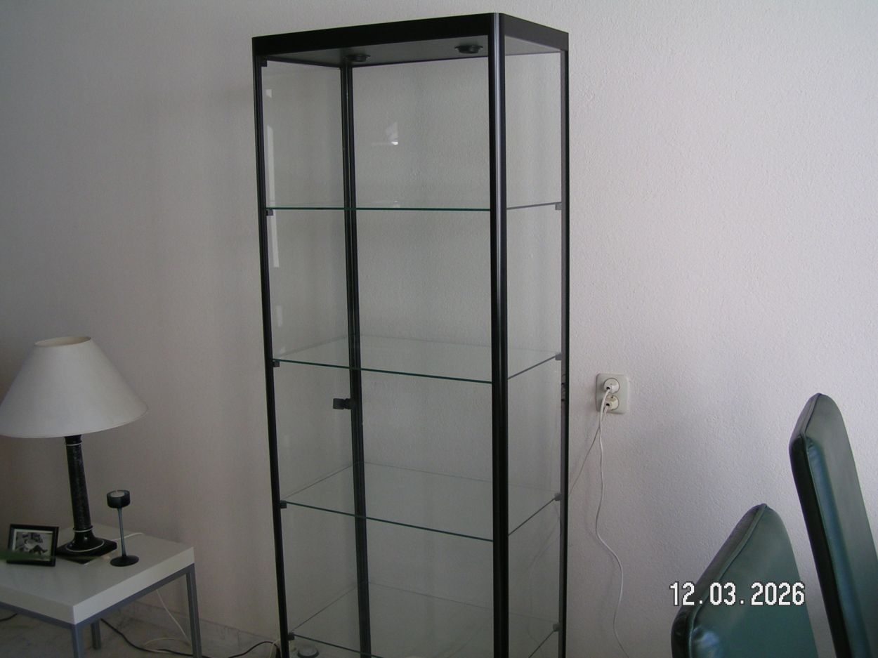 artikelnr. 16020106 Vitrine Kast Geanodiseerd Zwart Rondom Gehard Glas in Nieuwstaat, prijs €595,- euro
