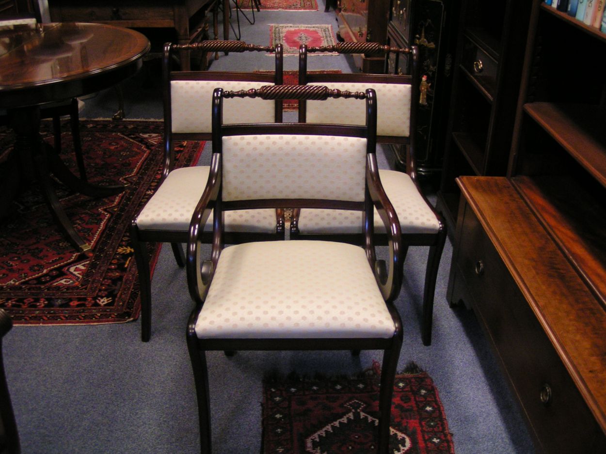 Verkocht 001600101 Heldense stoelen.
met 4 of 5 nieuwe Heldense stoelen, 1 met armleuning.

1.10m doorsnede, tussenblad 45cm, intarsia ingelegd.
