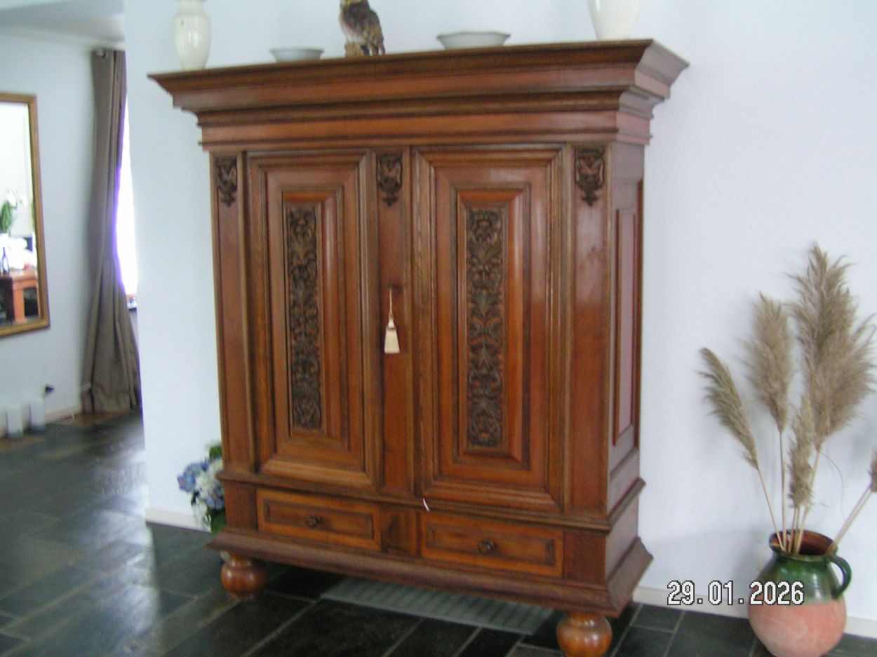 artikelnr. 1602073 Vitage Eiken Kussenkast Jaren 50 - 60 in zeer goede staat prijs € 350,- euro
Kast is voorzien van zeer mooi steek en snijwerk, en van massief eikenhout en in zeer goede staat.
