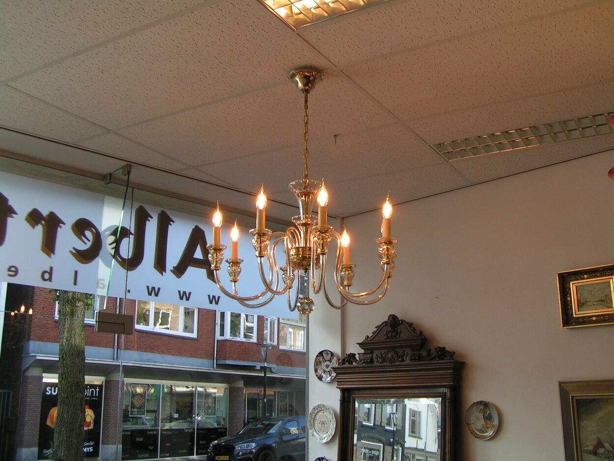 artikelnr. 1602029 Kristatallen Bohemische Kroonluchter, jaren 50 - 60 in Nieuwstaat!
Kristallen Bohemische Kroonluchter 8 armen, met 2 wandlampen die bij passend zijn in de de zelfde stijl. en alles in Nieuwstaat! afm B 75 H 50 cm
vraagprijs op aanvraag 
