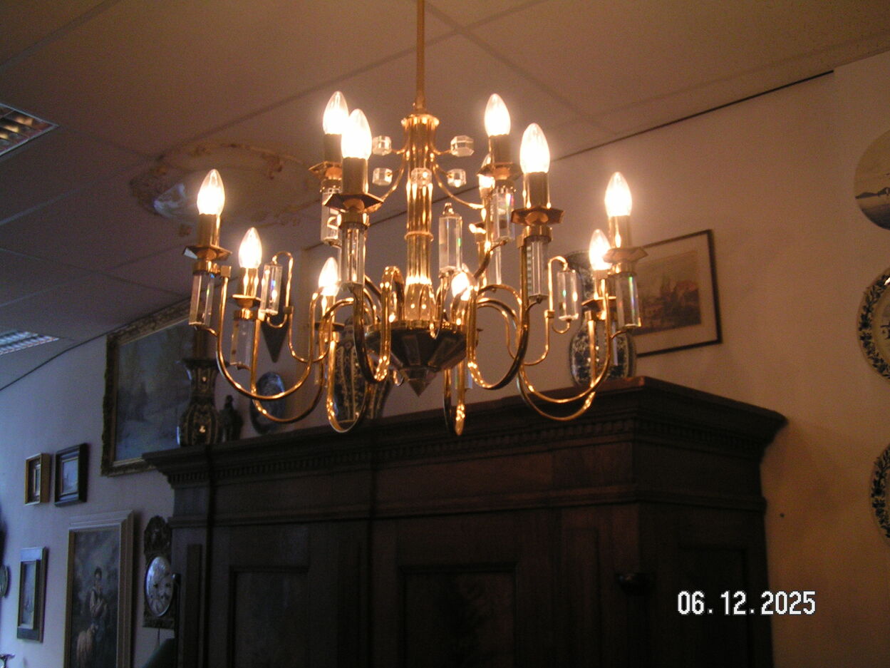 artikelnr. 1602058 Chandelier 24 Carat Gold-Dipped Fixture. Cut crystals. in Nieuwstaat €795,- euro.
Lord 8+4. Afm B 70 H 48 cm
