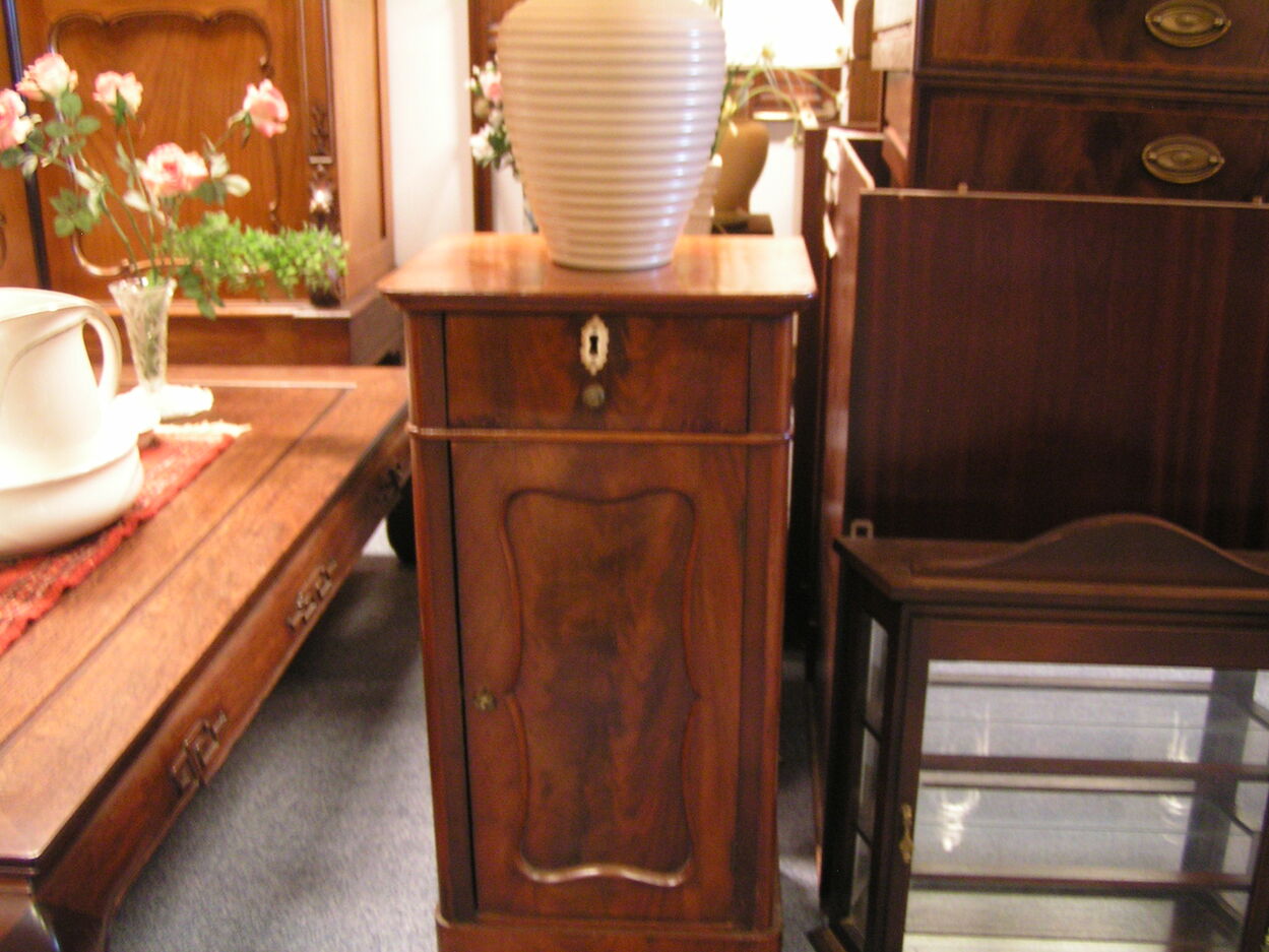 artikelnr 1602030 Antiek Biedermeier Nachtkastje van Mahoniehout in zeer goede staat.
Antiek Biedermeier Nachtkastje van Mahoniehout in zeer goede staat.
afm H 76 B 38 D 32 cm. vraagprijs €249,- euro
