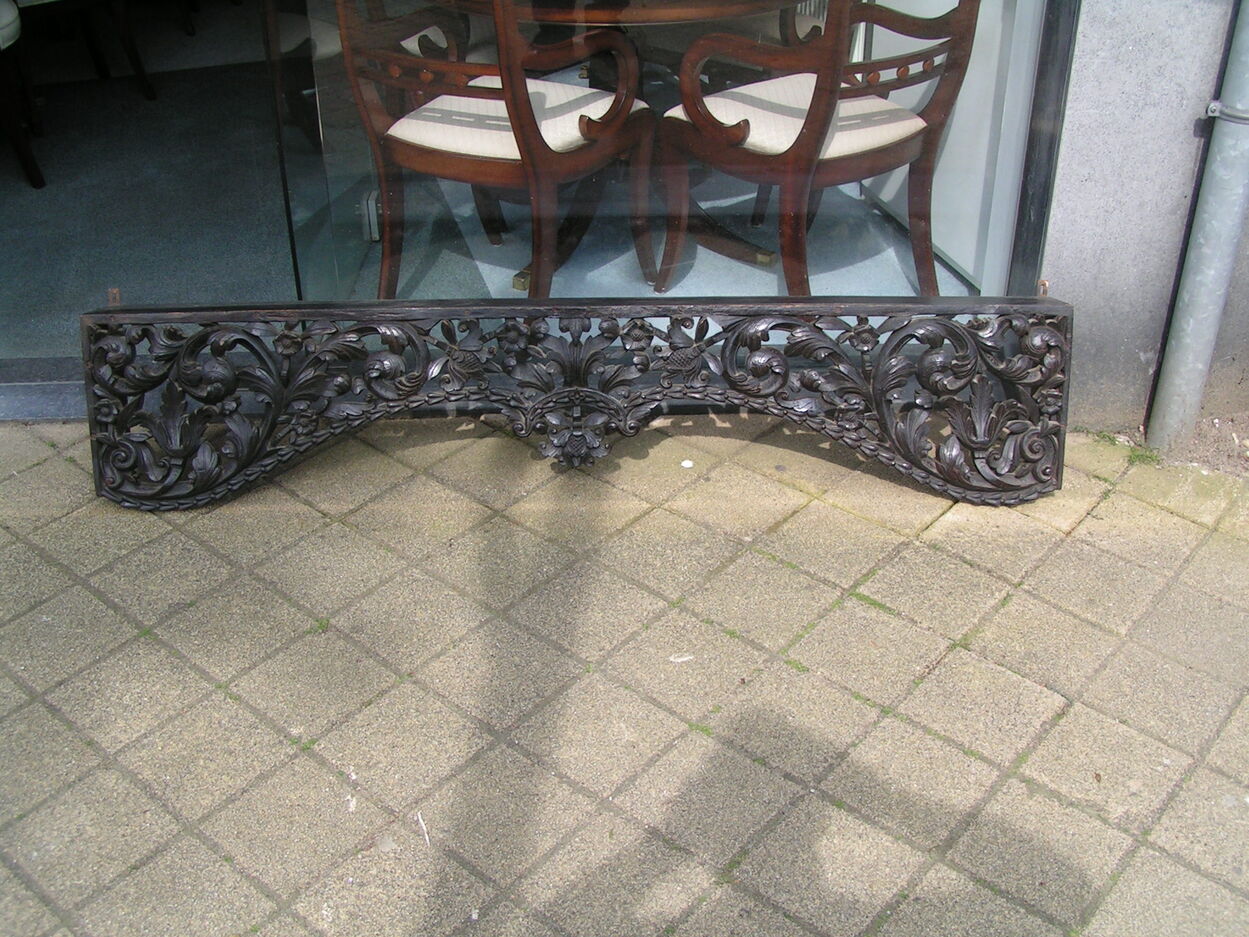 artikelnr. 1602032 Een Rijkgesneden Kolonioul Ornament 19 eeuws in Zeer Goede Staat. vraagprijs €250,- euro
Afm B 1.83 H 38 D 16 cm.
