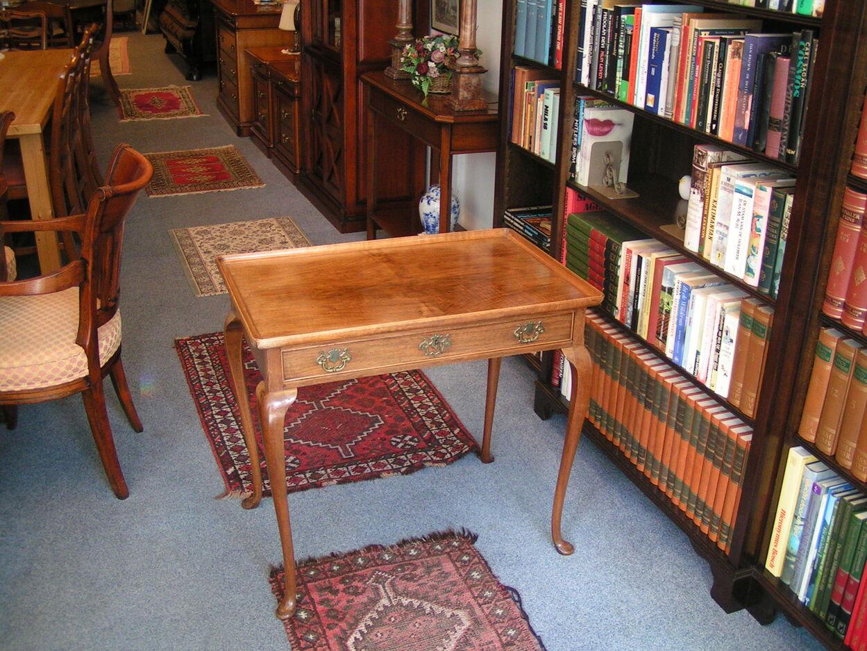 artikelnr. 1602037 Thee Tafel Queen Anne Stijl van Eikenhout 19 eeuw in Zeer Goede Staat Prijs €325,- euro
Zeer Mooie Thee Tafel Voorzien met Messing Beslag en met Laden.
Afm D 52 H 70 B 78 cm
