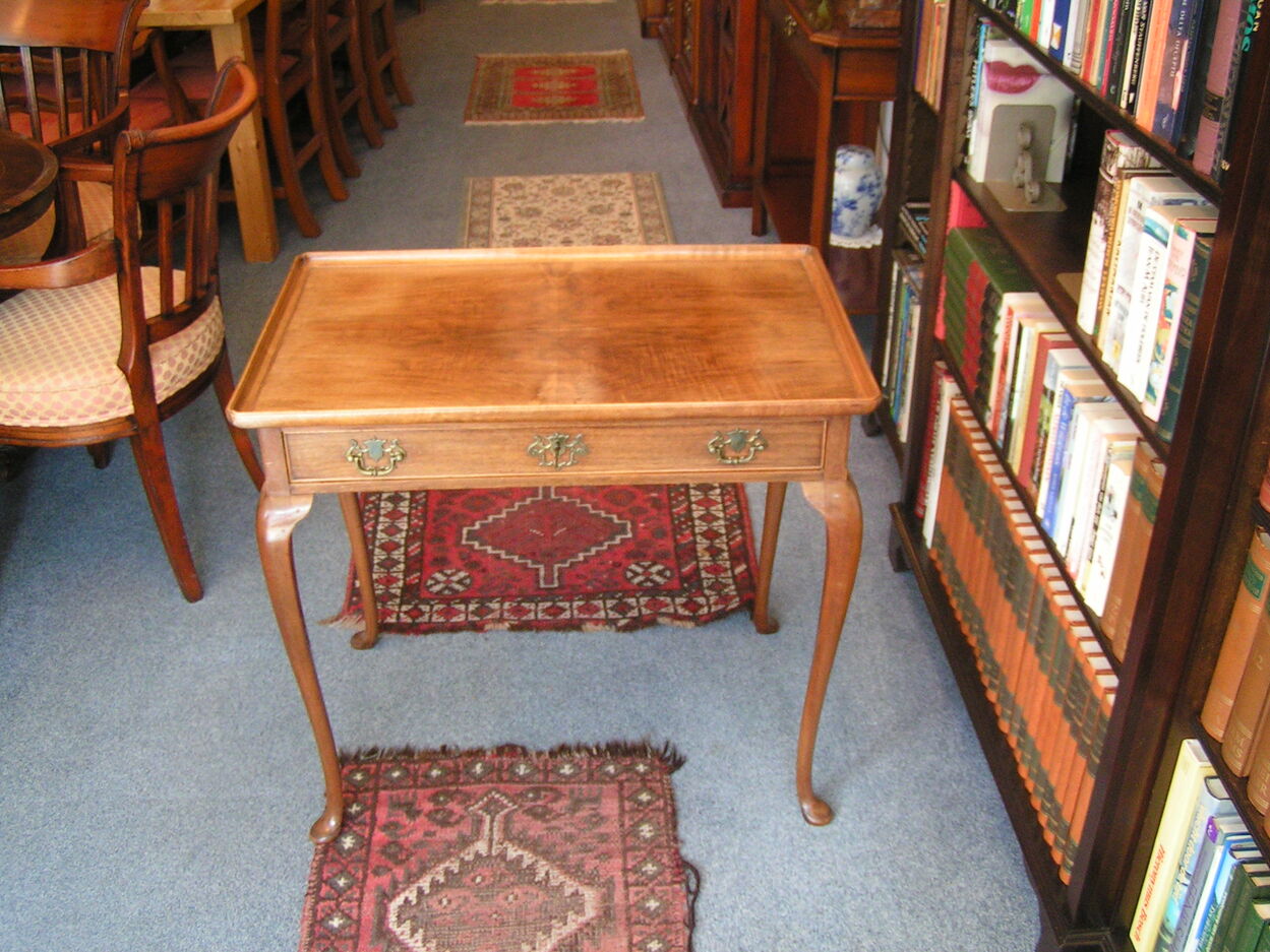 artikelnr. 1602037 Thee Tafel Queen Anne Stijl van Eikenhout 19 eeuw in Zeer Goede Staat Prijs €325,- euro
Zeer Mooie Thee Tafel, Voorzien met Messing Beslag en met Laden.
Afm D 52 B 78 H 70 cm
