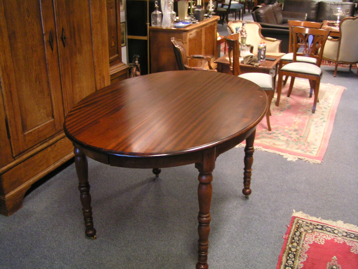 artikelnr. 1602031 Antieke Grote Mahonie Coulissen Tafel in Nieuwstaat!
Antieke Grote Mahonie Coulissen Tafel in Nieuwstaat en helemaal perfect, met twee tussen bladen en staat op messing wielen.
Afm B 1.40 L 1.85 H 80 cm tussen bladen zijn 40 cm 
vraagprijs €1250,- euro.
