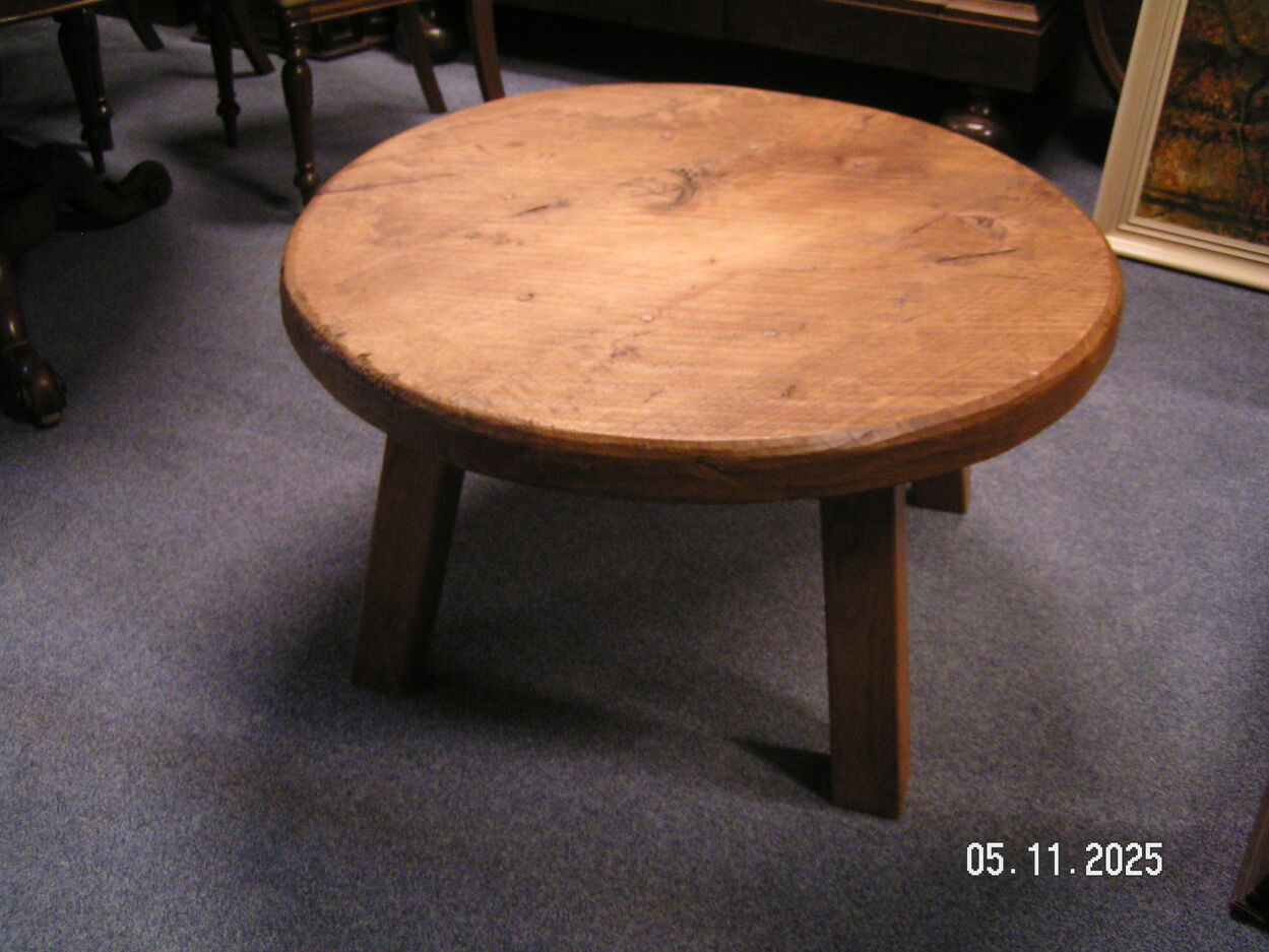 artikelnr. 1602044 Antieke Brutalistische Massief Eiken Salontafel in zeer goede staat. prijs €395,- euro
