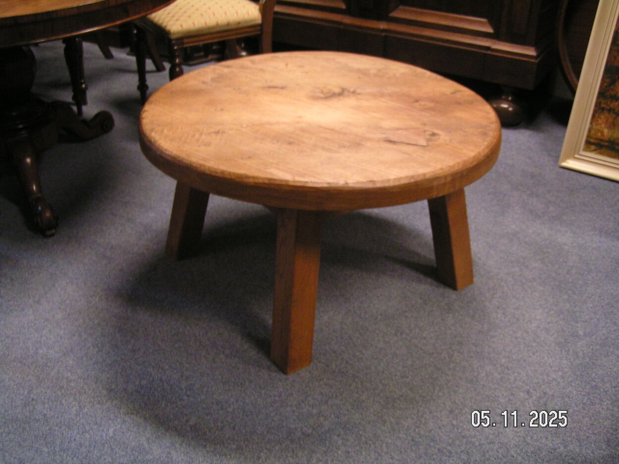 artikelnr. 1602044 Antieke Brutalistische Massief Eiken Salontafel in zeer goede staat. prijs €395,- euro
Afm Doorsnede 90 cm H 50 cm Dikte Bovenblad 6 cm.
