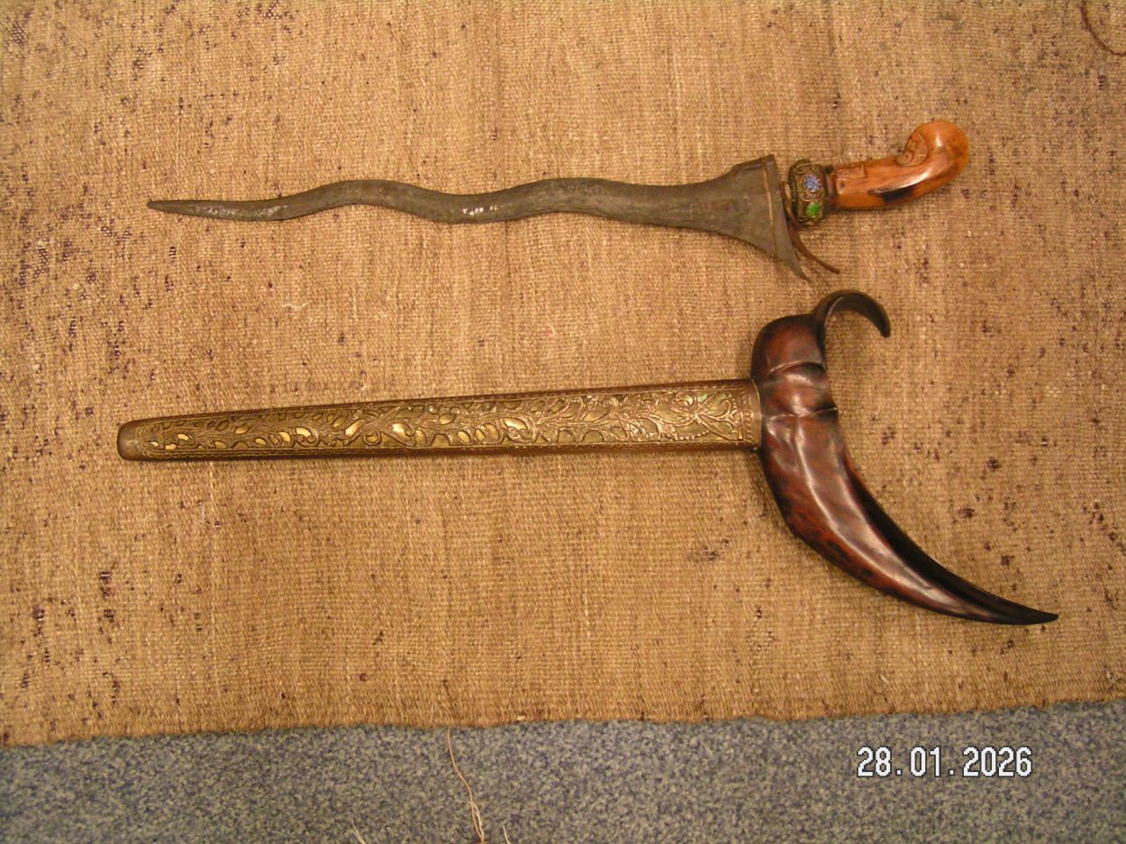 artikelnr. 1602072 Antieke Keris uit Java of Bali, Aziatische Wapens en Cultuur in Goedestaat. prijs € 150,- euro
Zeer mooi antieke Indonesische Keris, met bijpassende scheden.
De Keris vertoont gebruikssporen die passen bij de leeftijd.
