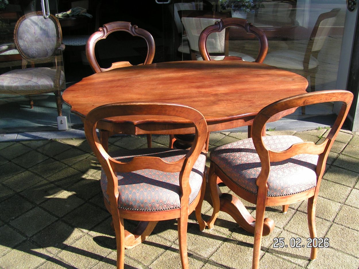artikelnr. 1602094 Antieke Mahonie Biedermeier Tafel met 4 Stoelen en opnieuw gestoffeerd prijs €225,- euro
Afm Tafel B87 L 1.20 cm
