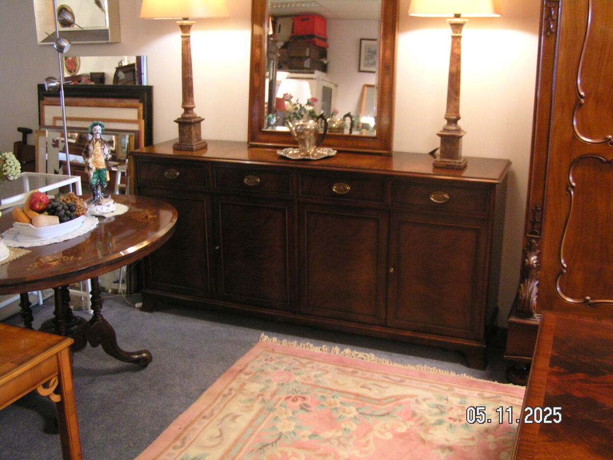 artikelnr. 1602045 HELDENSE EXCLUSIVE Dessoir van Mahonie met Intarsia Ingelegd blad. in zeer goede staat prijs €595,- euro.
Afm 180 x 45 x 85 cm. 71 x 18 x 35 inch.
