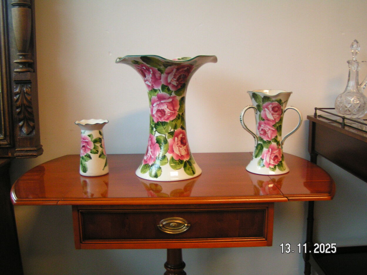 artikelnr. 1602051 HELDENSE EXCLUSIVE Taxus Hangoortafel op Messing Wielen in Nieuwstaat! prijs €349,- euro.
