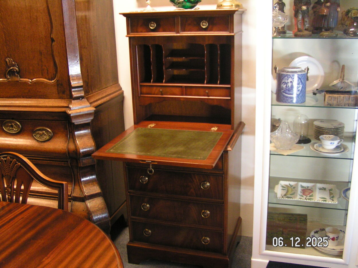 artikelnr. 1602060 HELDENSE EXCLUSIVE SECRETAIRE Mahonie in zeer goede staat prijs €550,- euro.
Secretaire met goudbedrukte lederen blad.
Afm H 1.40 B 60 D 45 cm
