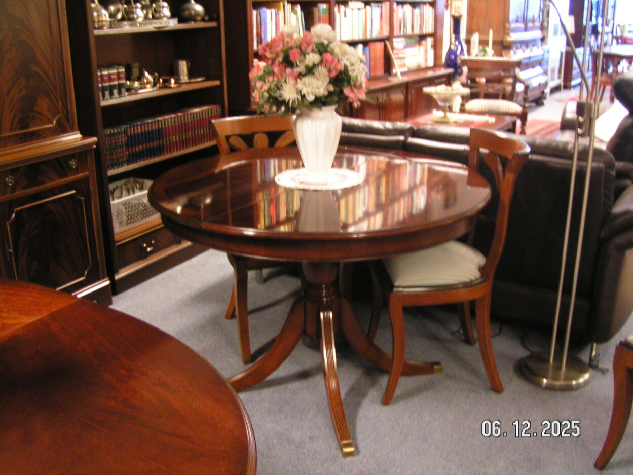 artikelnr. 1602061 HELDENSE EXCLUSIVE Mahonie Uitschuifbare Ronde Eetkamertafel met Intarsia Ingelegede Bladen. prijs €1250,- euro.
