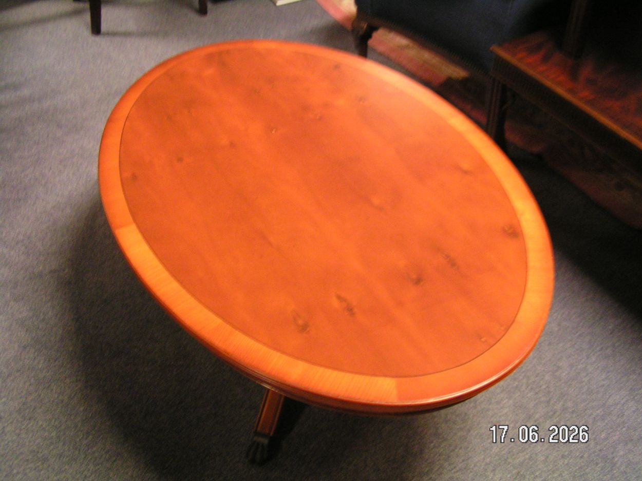 artikelnr. 16020118 Heldense Exclusive Ovale Taxus Salontafel met Intarsia Blad In Nieuwstaat. prijs €450,- euro
Afm 1.20 x 78 x 50 cm. bijpassende glasplaat geslepen ook in nieuwstaat bij geleverd.
