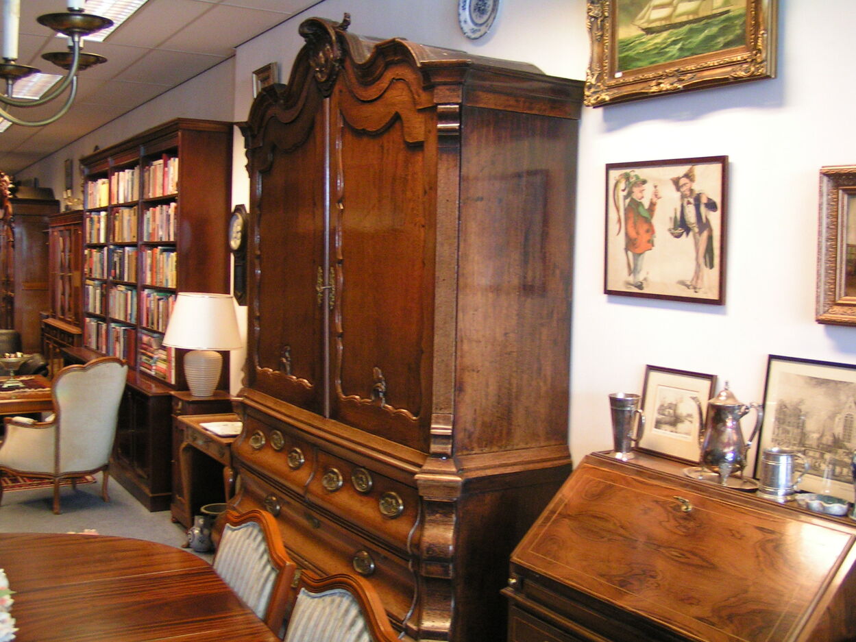 artikelnr. 1600855 Antiek Eiken kabinet; prijs op aanvraag
Museumkwaliteit en in Uitmuntende Staat en Helemaal Perfect!
Afm B 1.80 D 60 H 2.40 cm.
