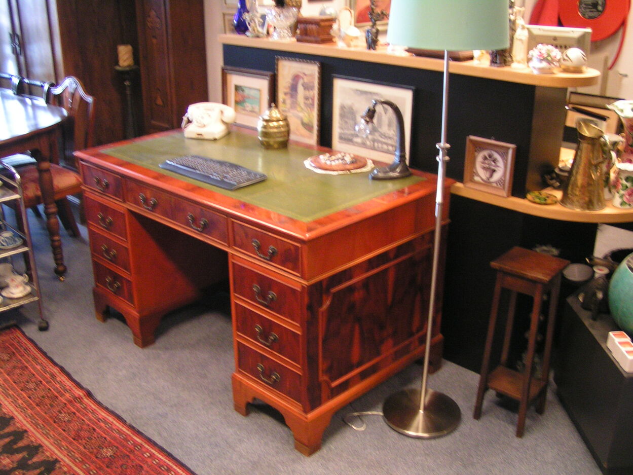 artikelnr. 1602026 Bureau van Taxus met goudbedrukt lederen blad in nieuwstaat. €1250,- euro
Bureau van Taxus met goudbedrukt lederen blad in nieuwstaat.
Regency Afm B 1.37 D 75 H 79 cm
