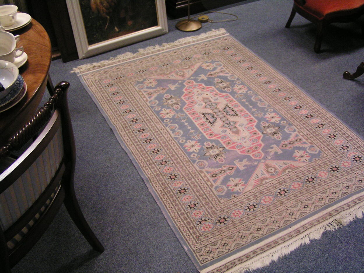 artikelnr. 1602050 Antiek Perzisch Handgeknoopt TAPIS FAIT MAIN Tapijt in zeer goede staat prijs €249,- euro
Afm 190 x 120 cm.
