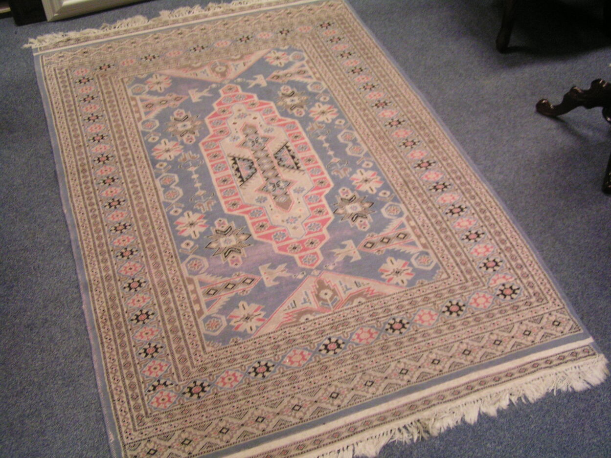 artikelnr. 1602050 Antiek Perzisch Handgeknoopt TAPIS FAIT MAIN Tapijt in zeer goede staat prijs €249,- euro
Afm 190 x 120 cm
