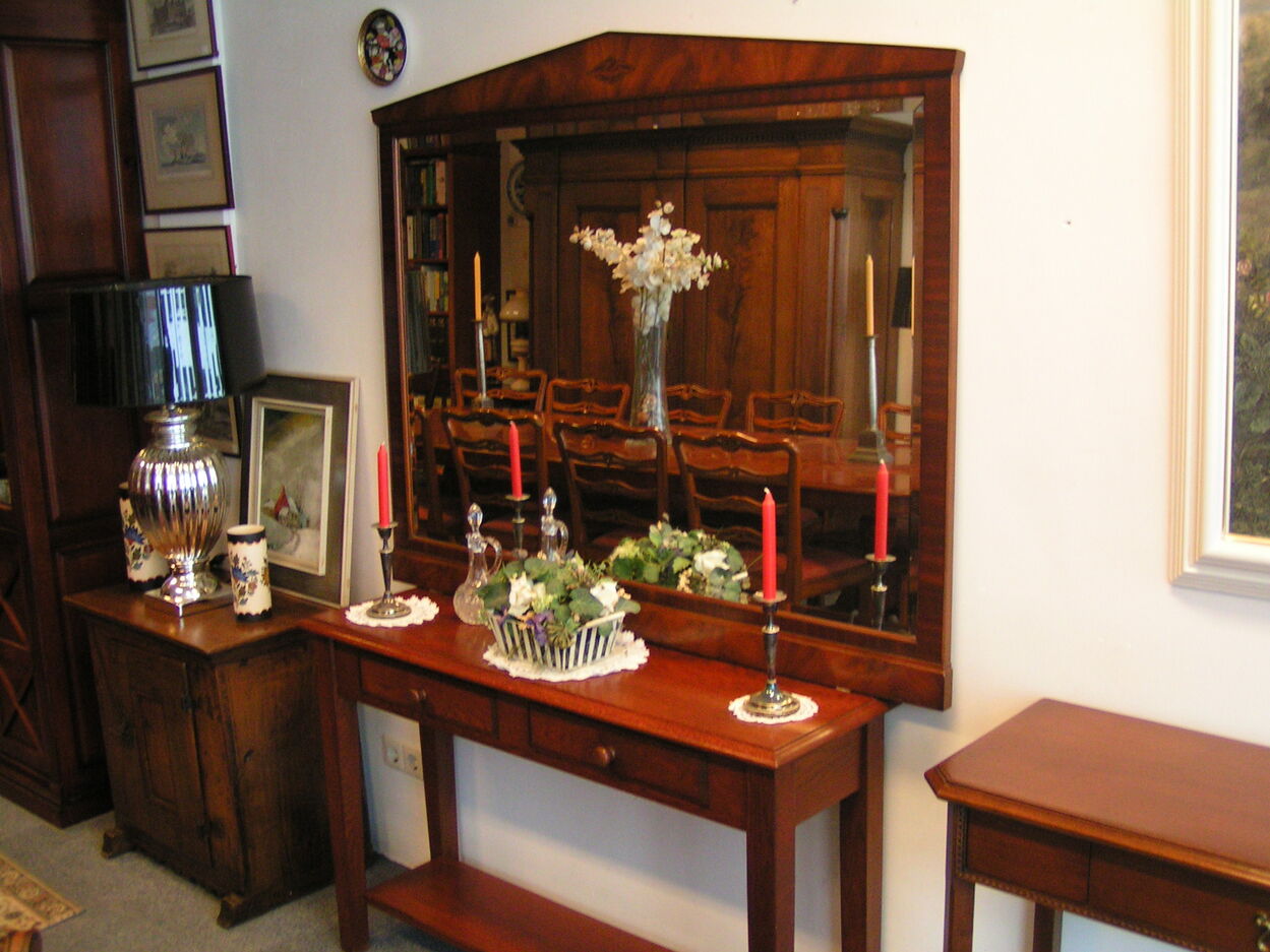 artikelnr. 1602033 Heldense Exclusive Mahonie Spiegel Factgeslepen en in Nieuwstaat! vraagprijs €695,- euro
Afm B 1.38 H 1.10 cm
