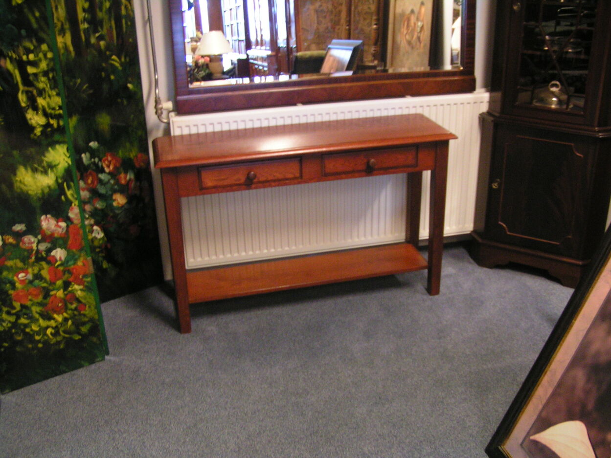 artikelnr. 1602034 Eikenhouten Sidetable in Nieuwstaat vraagprijs €195,- euro
Afm B 1.20  D 35 H 76 cm
