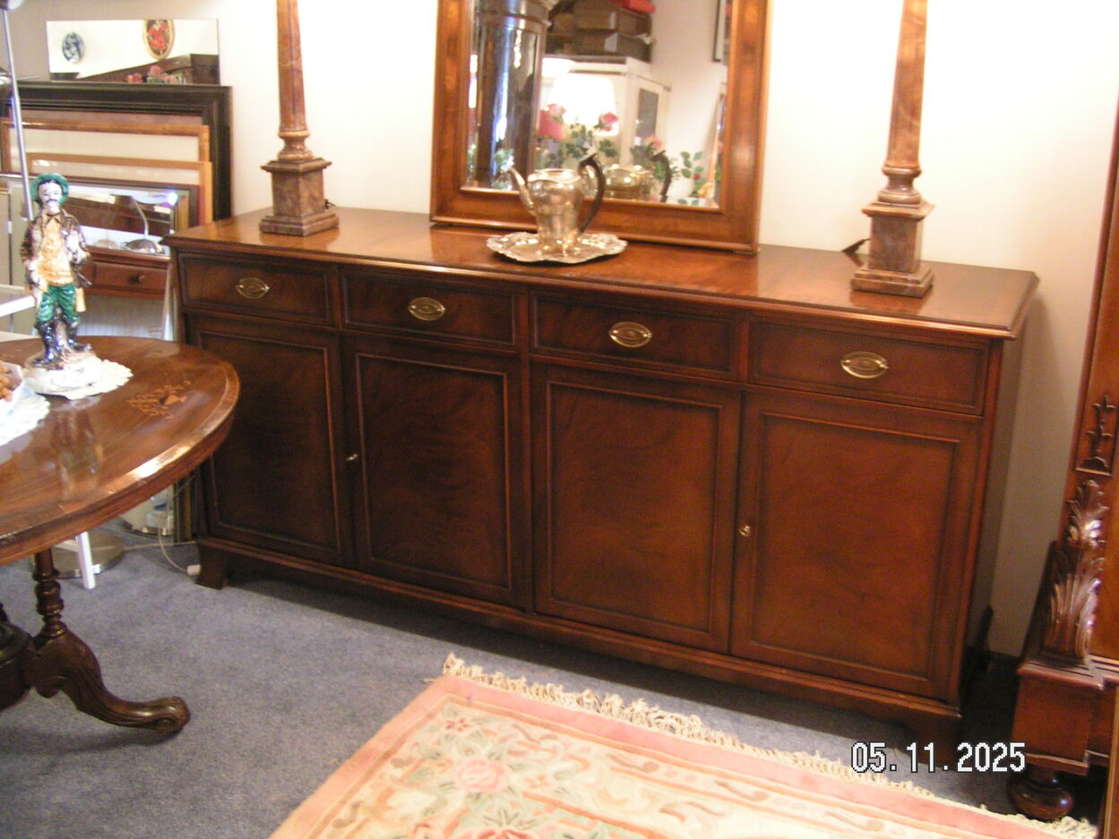 artikelnr. 1602045 HELDENSE EXCLUSIVE Dessoir van Mahonie met Intarsia Ingelegd blad. in zeer goede staat prijs €595,- euro.
Afm 180 x 45 x 85 cm. 71 x 18 x 35 inch.
