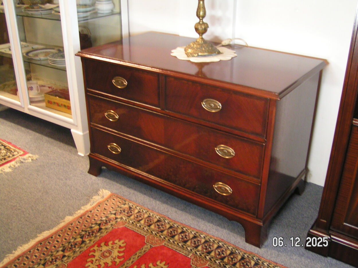 artikelnr. 1602059 HELDENSE EXCLUSIVE MAHONIE TV/AUDIO-KOMMODE in NIEUWSTAAT prijs €699,- euro.
TV/AUDIO-KOMMODE met 2 inschuifbare kleppen, waarachter ruimte voor DVD en apparatuur.
Afm 95 x 50 x 62 cm
