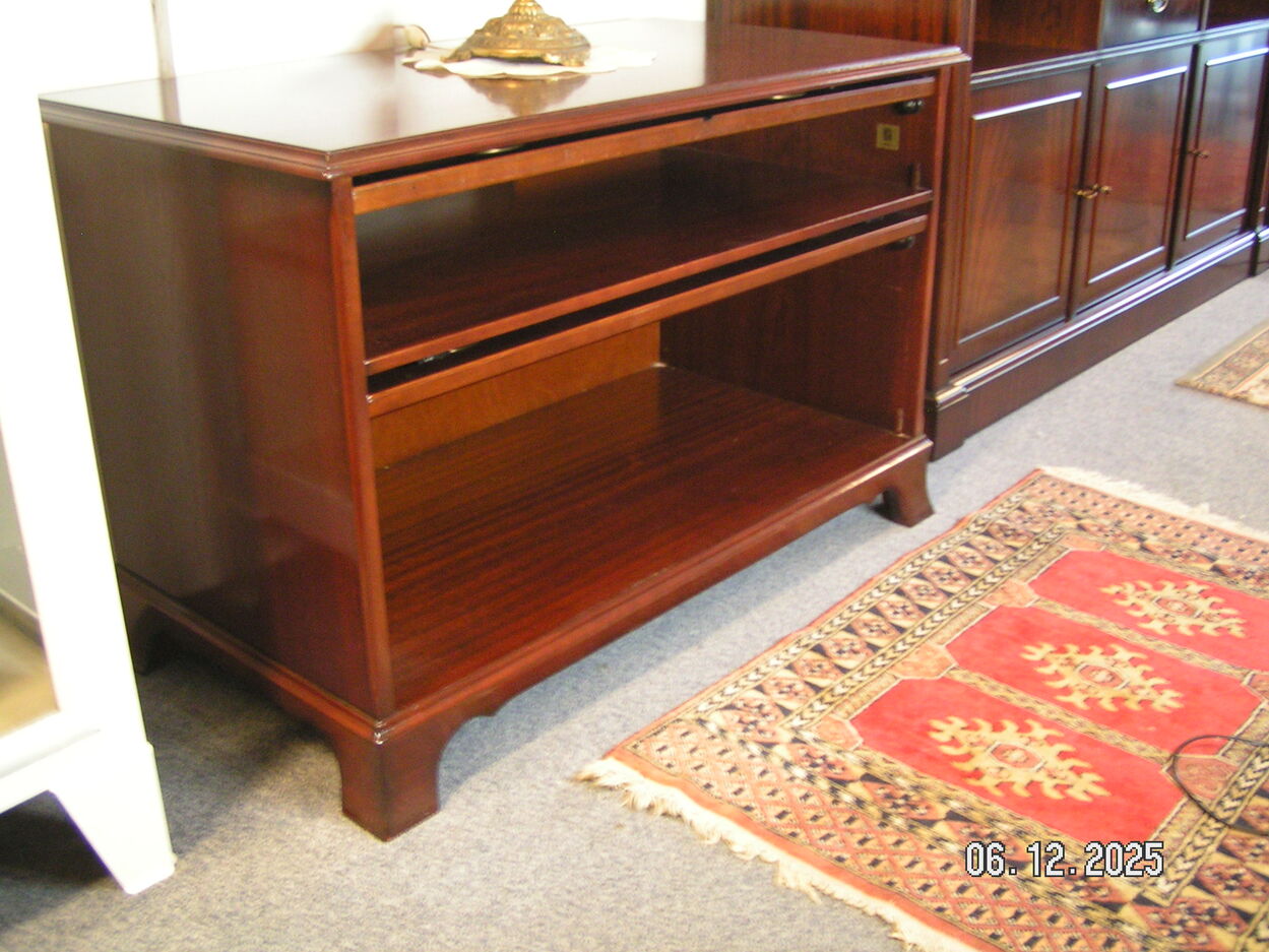 artikelnr. 1602059 HELDENSE EXCLUSIVE MAHONIE TV/AUDIO-KOMMODE in NIEUWSTAAT prijs €699,- euro.
TV/AUDIO-KOMMODE met 2 inschuifbare kleppen, waarachter ruimte voor DVD en apparatuur.
Afm 95 x 50 x 62 cm
