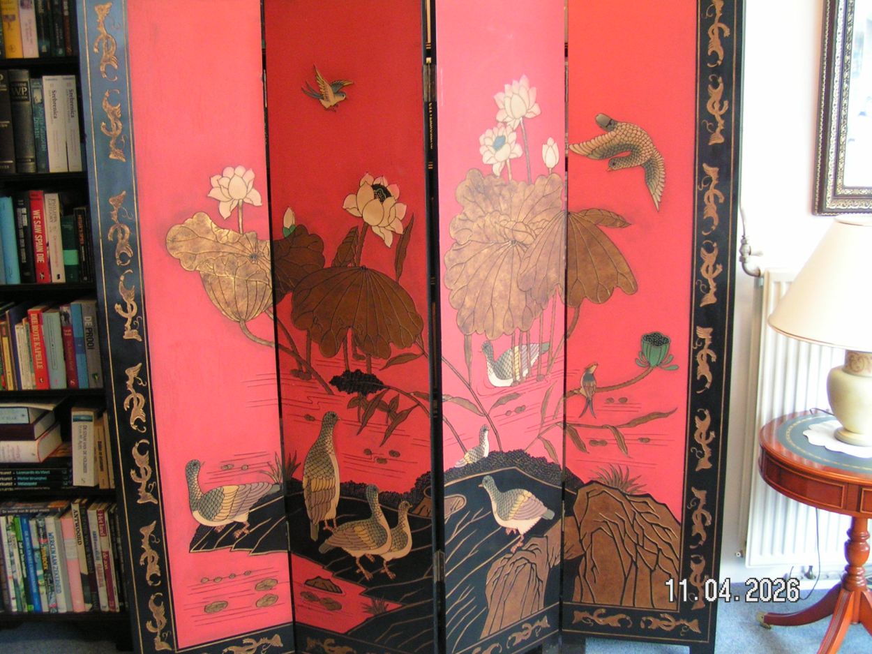 artikelnr. 16020111 Chinees Kamerscherm met Vogels en Lotusmotief in Zeer Goede Staat. prijs €995,- euro
