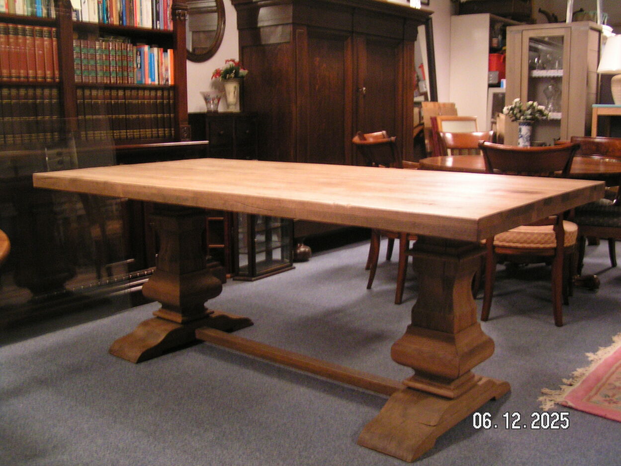 artikelnr. 1602056 Klooster Tafel Massief Eikenhout in Nieuwstaat! prijs €995,- euro.
Tafel is van Massief Gerecycled Eikenhout.
Afm B 1m L 2 m H 77 cm
