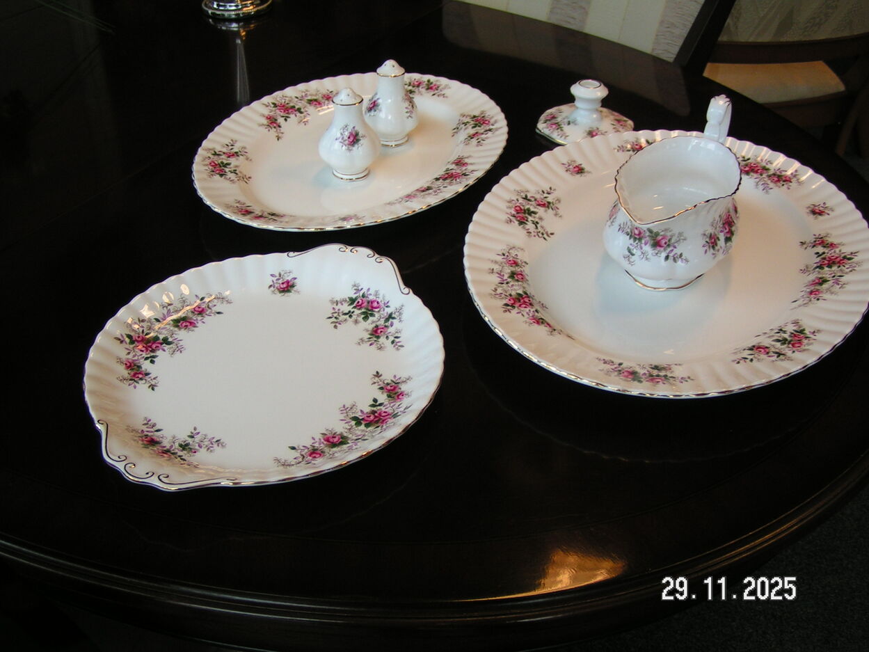 artikelnr. 1602055 ROYAL ALBERT Lavender Rose Engeland, in Nieuwstaat!
