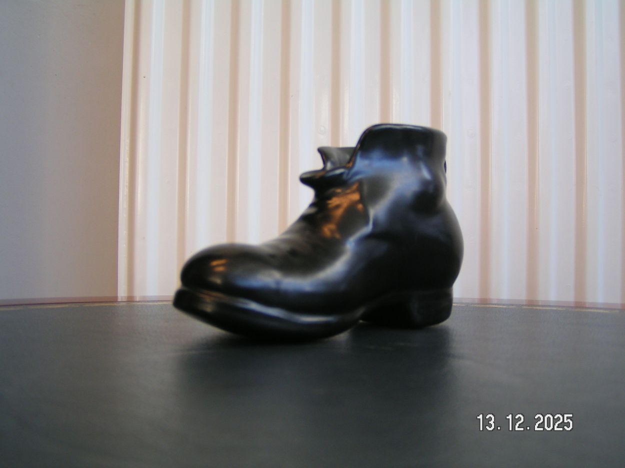 artikelnr. 1602097 Gouda ZENITH Plateel Decorative Shoe Handgemaakt Keramiek in Nieuwstaat prijs, €39.50,- euro
Afm B 12 H 7.5 cm
