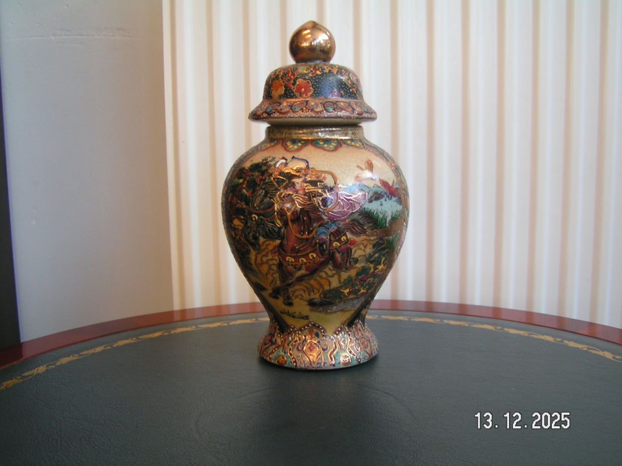 artikelnr. 1602077 Vintage LOCKURNA Porselin Handpainted Japan Nieuwstaat prijs €75,- euro

