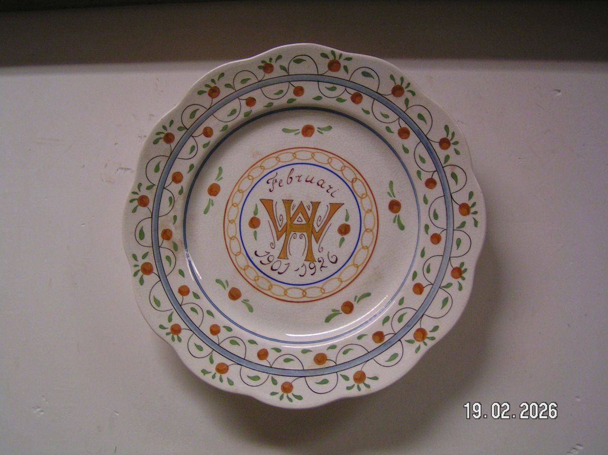 artikelnr. 1602080 Vitage Bord 25 Jaar Wilhelmina in Nieustaat. prijs €65,- euro
