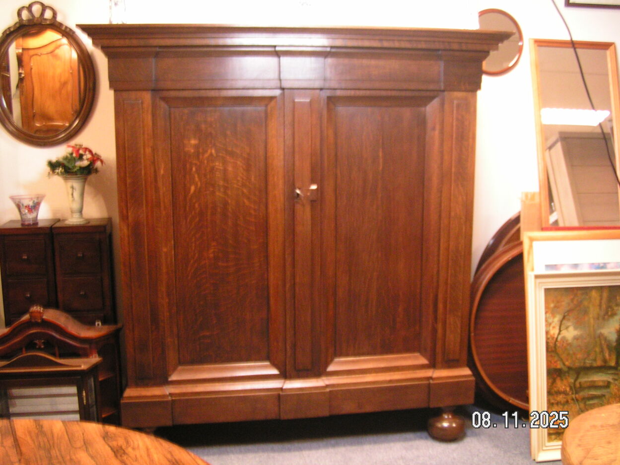 artikelnr. 1602048 Pastoorkast Eikenhout naar Antiek Voorbeeld in Nieuwstaat prijs €795,- euro
Afm B 175 H 1.85 D 50 cm
