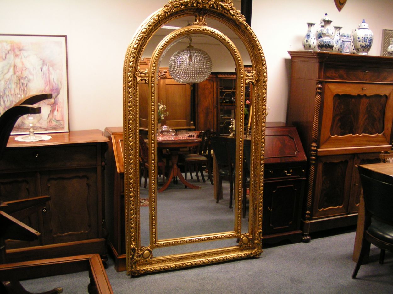 Verkocht. 23001 Reuzen Spiegel in Gouden Lijst
B: 1.10m x 2.10 hoog
facet geslepen glas.
in zeer goede staat.
Keywords: Reuzen Spiegel in Gouden Lijst